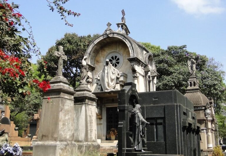 Tour gratuito pelo Cemitério São Paulo onde está enterrado o ‘Zé do Caixão’ acontece neste sábado (24)