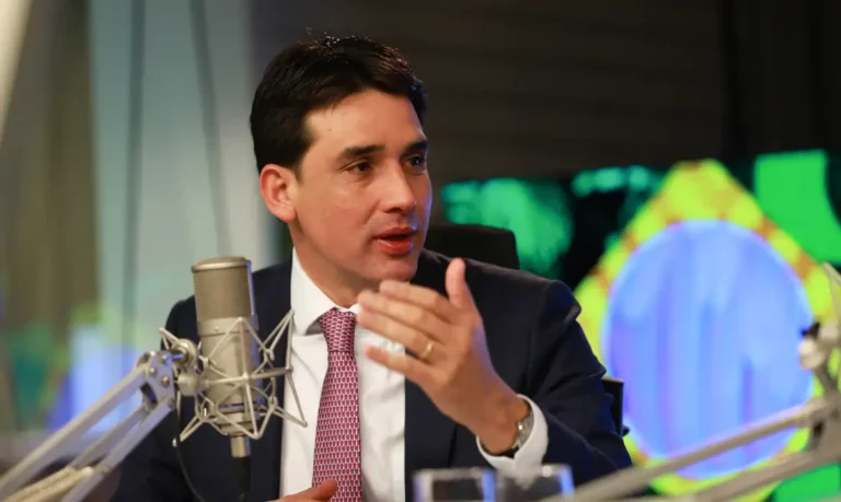 Ministro anuncia plano para tornar viagens de avião mais acessíveis em junho