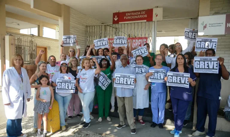 Servidores de hospitais federais em greve realizam protesto no Rio de Janeiro