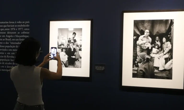 Olhar de Sebastião Salgado sobre Revolução dos Cravos é revelado em exposição