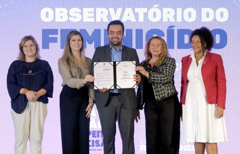 Cláudio Castro, governador, firma decreto para instituir Observatório do Feminicídio