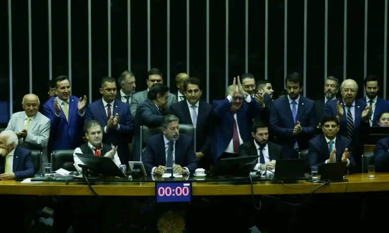 Câmara passa proposta de reforma tributária com restrição no IVA