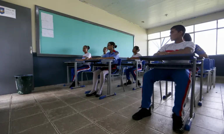 Relatório indica que metas do PNE são prejudicadas por teto de gastos e novo arcabouço