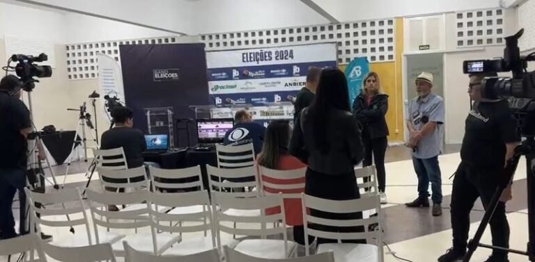 Rudão Gimenes, prefeito de Pontal do Paraná, abandona debate dentro do evento