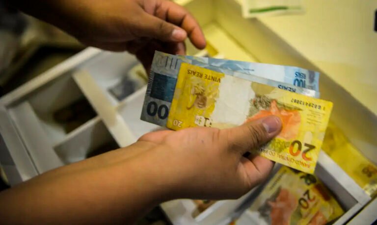 Empresas têm até esta sexta-feira para pagar o décimo terceiro salário Empresas têm até esta sexta-feira para pagar o décimo terceiro salário