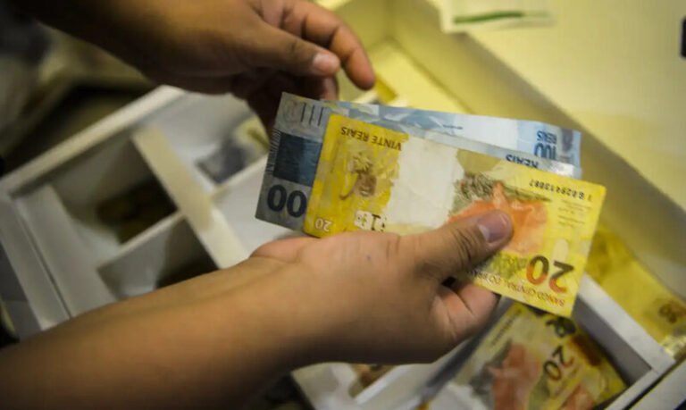 Inflação que calcula reajuste do salário mínimo fica em 4,84% Inflação que calcula reajuste do salário mínimo fica em 4,84%