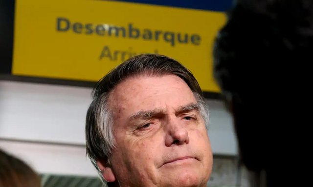Citando possível fuga, Moraes nega devolver passaporte de Bolsonaro Citando possível fuga, Moraes nega devolver passaporte de Bolsonaro