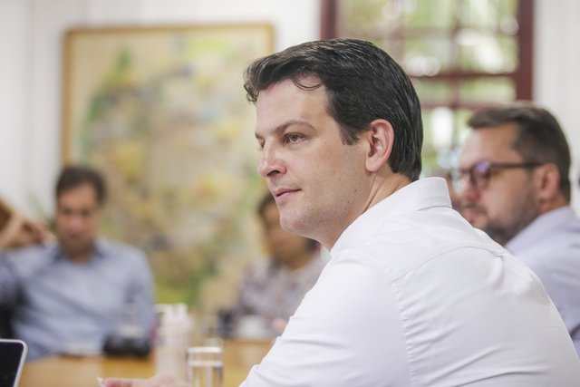 Em Curitiba, prefeito Eduardo Pimentel concede primeiras entrevistas à imprensa nacional Em Curitiba, prefeito Eduardo Pimentel concede primeiras entrevistas à imprensa nacional