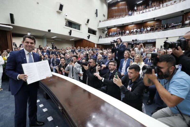 Alexandre Curi (PSD) assume presidência da Assembleia no Paraná, evento foi prestigiado por mais de 2.500 pessoas Alexandre Curi (PSD) assume presidência da Assembleia no Paraná, evento foi prestigiado por mais de 2.500 pessoas
