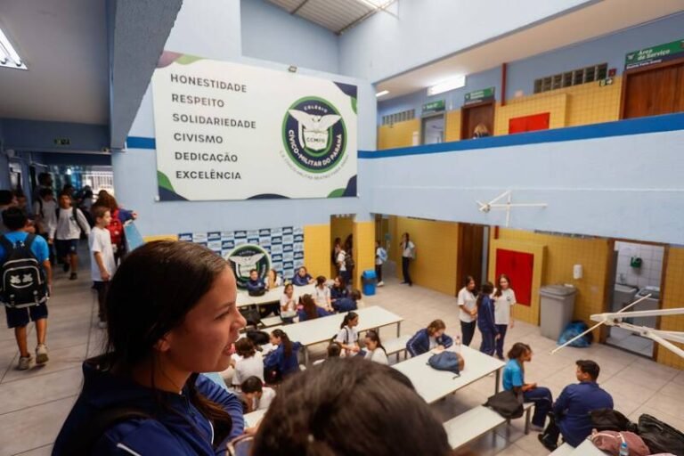 Colégios cívico-militares melhoram realidade de comunidades do Paraná Colégios cívico-militares melhoram realidade de comunidades do Paraná