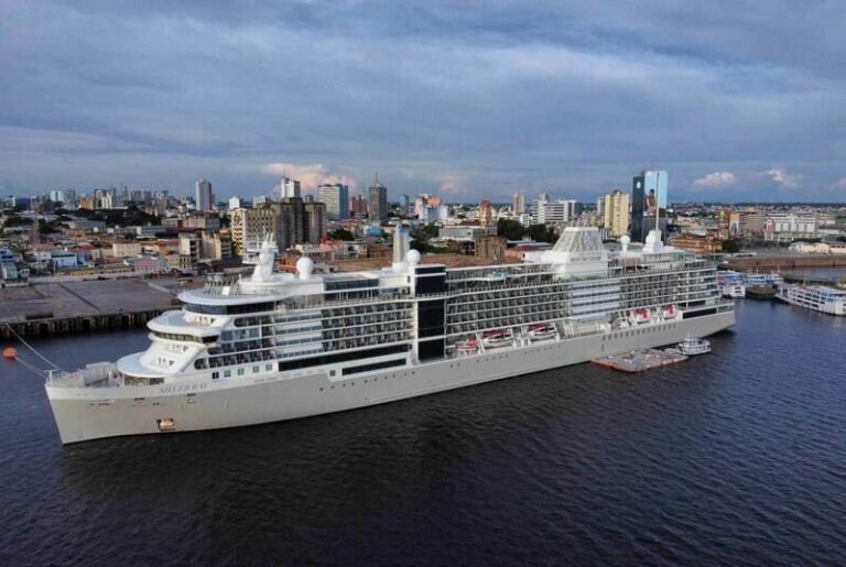 Navio inédito Silver Ray aporta em Manaus com mais de 1,1 mil turistas Navio inédito Silver Ray aporta em Manaus com mais de 1,1 mil turistas