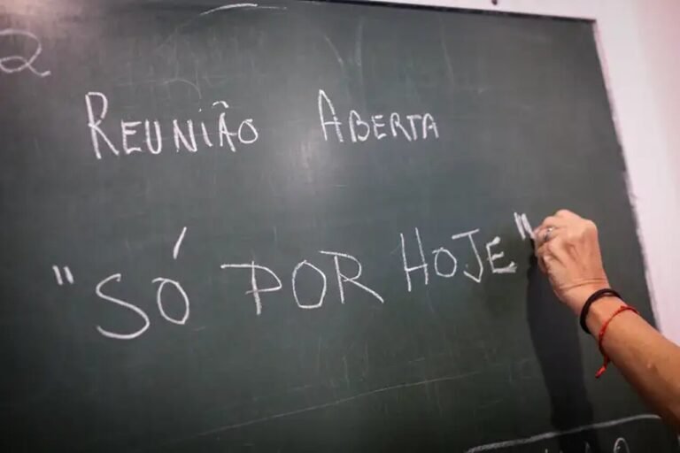 Aos 90 anos, Alcoólicos Anônimos têm maior participação feminina